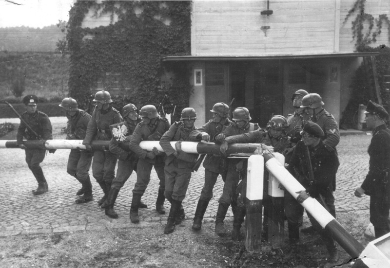 Andra världskriget: Tyska trupper bryter upp bommen som markerar den polsk-tyska gränsen, morgonen den 1 september 1939
