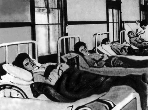 "Typhoid" Mary Mallon (längst till vänster) på ett sjukhus under sin första karantänvistelse.