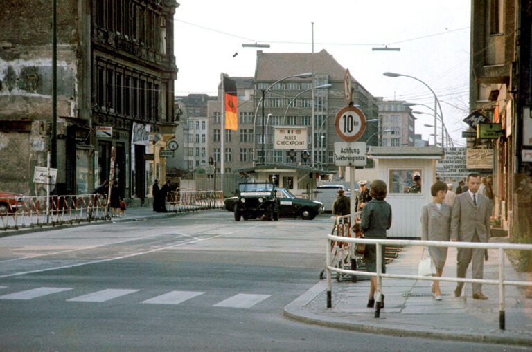 Checkpoint Charlie Rafferty Checkpoint Charlie i Kalla krigets centrum - Historiska Media