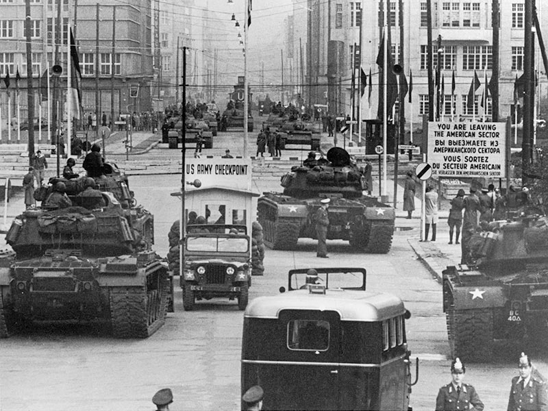 Checkpoint Charlie - Sovjetiska och amerikanska stridsvagnar vid gränsen 1961
