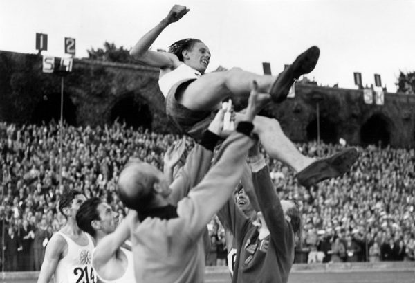 Gunder Hägg slår sitt sjätte världsrekord - Historiska Media