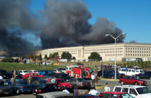 9/11 - Pentagon-byggnaden i brand, sedd från parkering