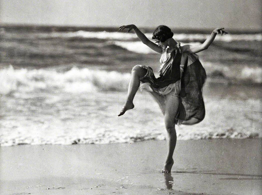 Isadora Duncan dansar på stranden