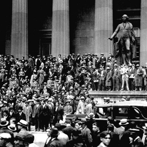 Börskraschen på Wall Street 1929: En folkmassa samlas utanför New York Stock Exchange, 24 okt 1929.