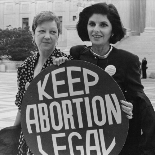 Norma McCorvey (vänster) var den ogifta, gravida kvinnan bakom rättsfallet Roe mot Wade. Här 1989 framför högsta domstolen i USA, tillsammans med sin advokat. Foto: Lorie Shaull