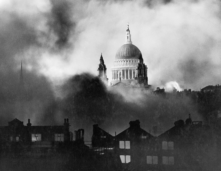 Blitzen: St Paul's Cathedral under en bombräd 1940